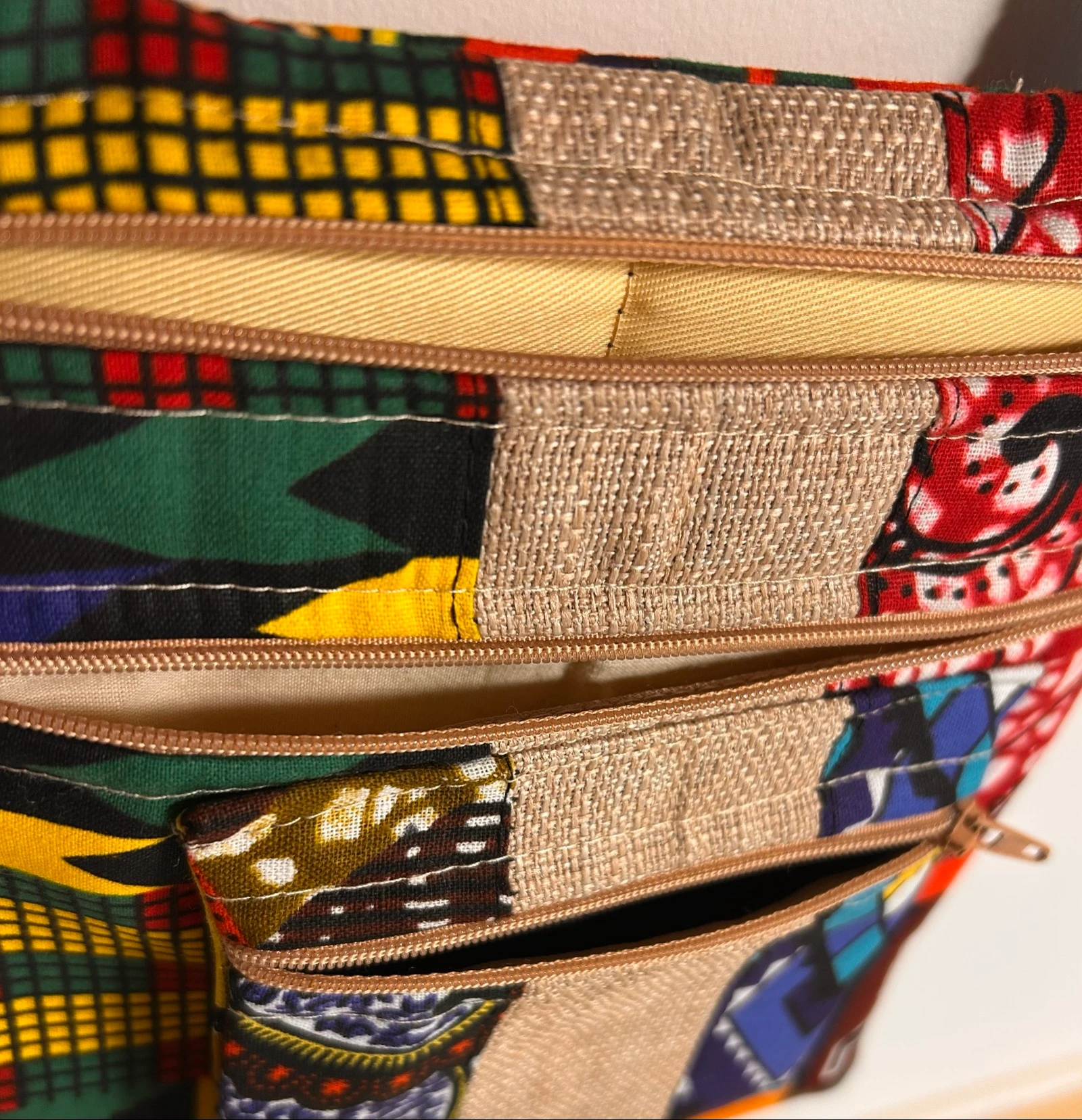 Patchwork wax and jute crossbody bag – Multicolored handmade bag – 3 zippered pockets – One-of-a-kind – photo 5